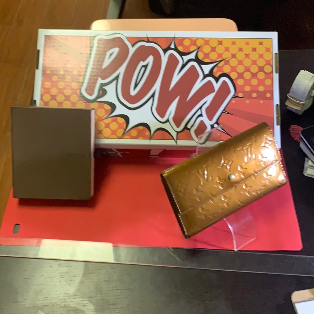 🔥 LOUIS VUITTON Vernice metallic‎ bronze/ gold patent Leather Sarah Wallet - Picture 7 of 11